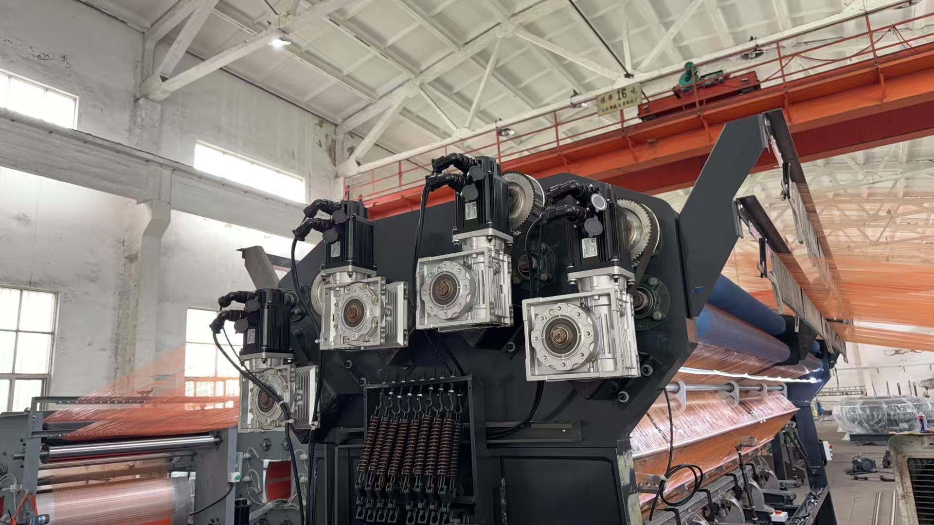 กรณี บริษัท ล่าสุดเกี่ยวกับ Double Needle Bed Warp Knitting Machine for High-Quality Textile Fabric Production